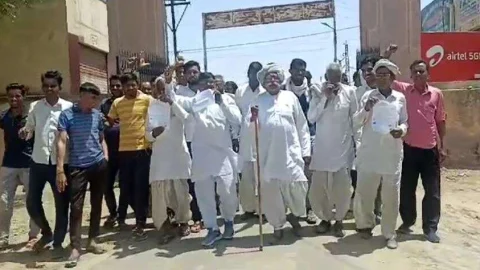 अवैध शराब की दुकान बंद करने की मांग, एसडीएम कार्यालय आगे किया प्रदर्शन