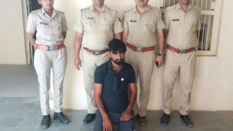 हथियार के साथ फोटो सोशल मीडिया पर डाला