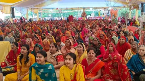 पंचमुखी बालाजी मंदिर में चल रही राम कथा में भजनों पर थिरके श्रद्धालु