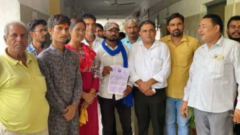 धर्मान्तरण मामले को लेकर भीम अर्मी ने सौंपा कलेक्टर को ज्ञापन