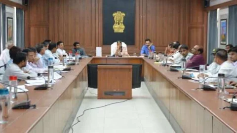 प्रभारी सचिव ने ली जिला स्तरीय अधिकारियों की बैठक