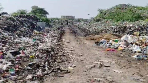 डम्पिंग यार्ड बना मुसीबत, ठेकेदार नही उठा रहा कचरा