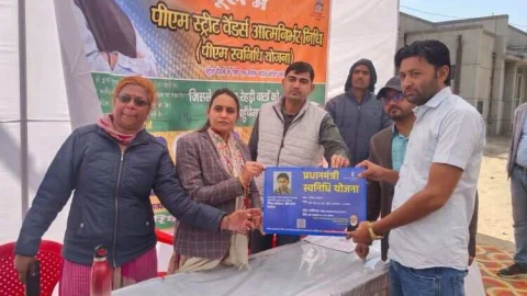 पीएम स्वनिधि योजना लाभार्थी वेंडरों को बांटे लाइसेंस