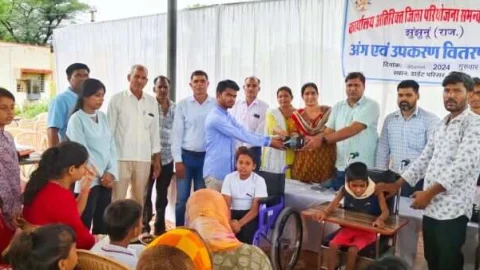 दिव्यांग विद्यार्थियों को अंग व उपकरण वितरण