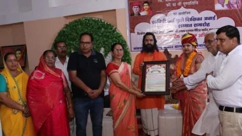 सावित्री बाई फुले शिक्षिका अवार्ड व 65 से अधिक प्रतिभाओं का हुआ सम्मान