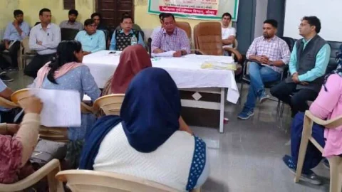 बिना अनुमति बैठक में अनुपस्थित रहने वालों को नोटिस देने के निर्देश