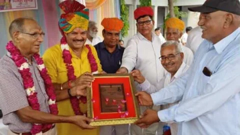 मुख्यमंत्री सलाहकार एवं विधायक के शर्मा ने महंगाई रात कैंप में बांटे गारंटी कार्ड