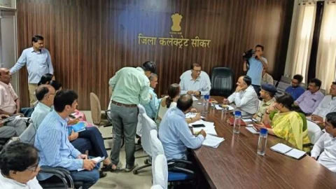 जनसुनवाई में जिला कलेक्टर ने दिये निर्देश, लोगों के सुने अभाव-अभियोग