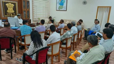 जिला कलक्टर की अध्यक्षता में साप्ताहिक समीक्षा बैठक आयोजित