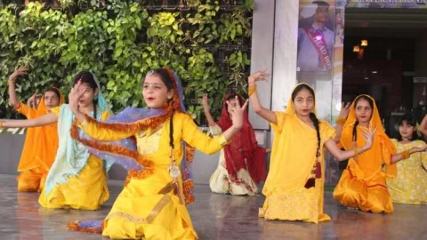 प्रिंस में बाल दिवस पर दिखा शिक्षकों का दिखा बालरूप