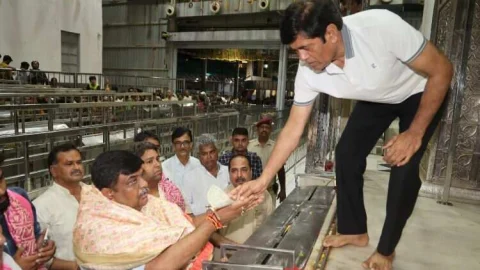 जिले के प्रभारी मंत्री ने खाटू श्याम जी के किए दर्शन