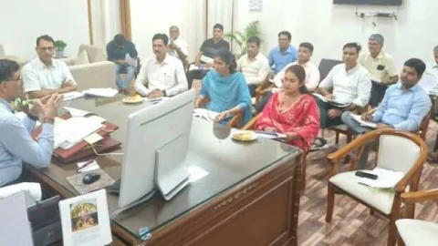 जिला कलक्टर ने ली राजस्व अधिकारियों की बैठक