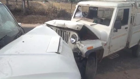 सड़क किनारे खड़ी स्कार्पियो को सामने से आ रही पिकअप ने मारी टक्कर