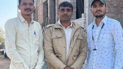 माता पिता व गुरूजनों की प्रेरणा से आपणी पाठशाला में भेंट की अपनी पहली सेलरी 21942