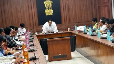 फसल कटाई का काम पूर्ण होने के बाद किसानों को कृषि कनेक्शन देने के कार्य में प्रगति लाना सुनिश्चित करें – जिला कलेक्टर डॉ. यादव