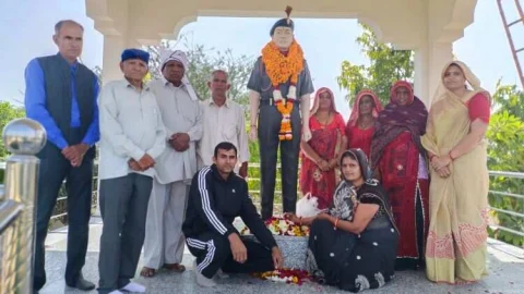 बहन के छलके आंसू : ढिगाल में शहीद भाई सूबेदार नत्थू सिंह की प्रतिमा के बहन ने बांधी राखी
