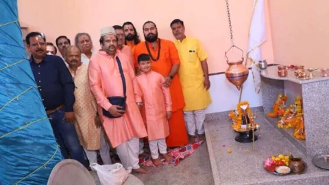 मन्दिर के जीर्णोद्धार के साथ बालाजी व शिव परिवार की मूर्तियों की हुई प्राण-प्रतिष्ठा