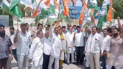 बिजली -पानी और कानून व्यवस्था को लेकर कांग्रेस ने कलेक्ट्रेट पर किया प्रदर्शन