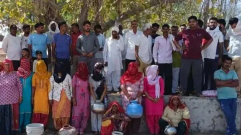 पेयजल समस्या को लेकर महिलाओं ने किया प्रदर्शन