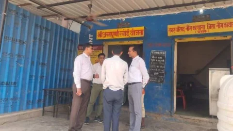 कलक्टर ने किया अन्नपूर्णा रसोई का औचक निरीक्षण
