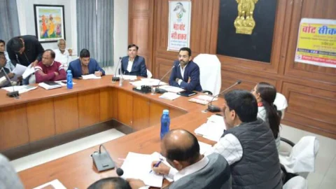 जिला कलेक्टर ने ली साप्ताहिक समीक्षा बैठक