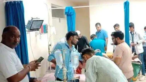 दो कारो की आमने सामने की हुई भिड़ंत