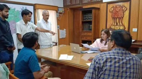 जन समस्याओं के निस्तारण की मांग को लेकर जिला कलक्टर से मिला पार्षदों का प्रतिनिधिमंडल