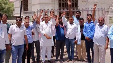 कर्नाटक विधानसभा चुनाव में कांग्रेस की जीत पर की आतिशबाजी