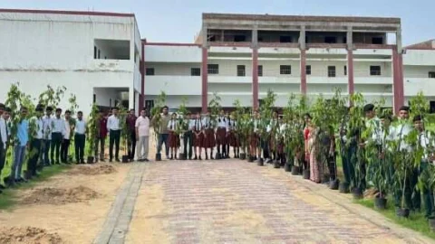 करियर महाविद्यालय में किया वृक्षारोपण