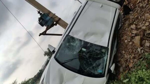 चंवरा पेट्रोल पंप के पास अनियंत्रित होकर पलटी कार