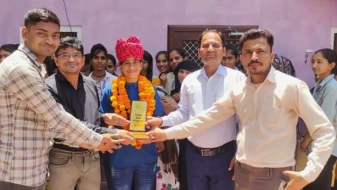 राजस्थान पुलिस में सब इंस्पेक्टर बनने पर किया सम्मान