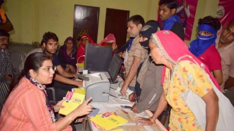 महंगाई राहत कैम्पों में गारंटी कार्ड पाकर खुश हुए लाभार्थी