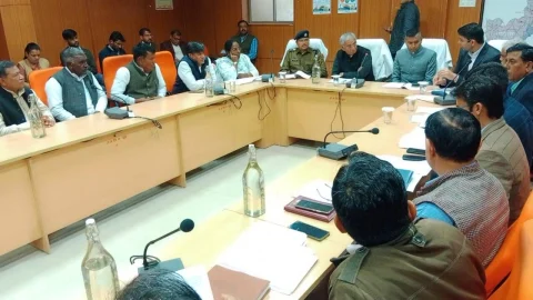 अधिक संवेदनशील होकर अंतिम व्यक्ति तक पहुंचाएं योजनाओं का लाभ – ओला