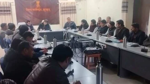 जिला कलक्टर चिनमयी गोपाल ने दिए गांव-गांव में सर्वे कर प्रत्येक पात्र व्यक्ति को योजनाओं से जोड़ने के निर्देश