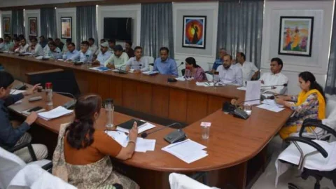 जिला स्तरीय अधिकारियों की साप्ताहिक समीक्षा बैठक आयोजित