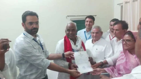 जिला निर्वाचन अधिकारी चौधरी ने अमराराम को विजयी होने का दिया प्रमाण पत्र