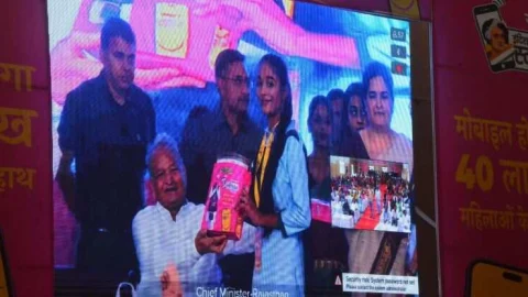 मुख्यमंत्री अशोक गहलोत ने किया इंदिरा गांधी स्मार्ट फोन योजना का आगाज