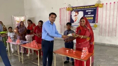 ज्योति विद्यापीठ सीनियर सेकेंडरी स्कूल में मनाया मदर्स डे
