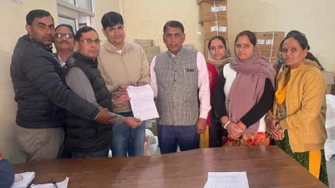 AMS ऐप पर दैनिक उपस्थिति को बताया तुगलकी फरमान, विरोध में सौंपा ज्ञापन