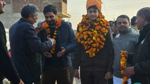 नेशनल में सिल्वर मेडल जीतकर आये राइफल निशानेबाज धनंजय भडिया व कोच का हुआ स्वागत समारोह