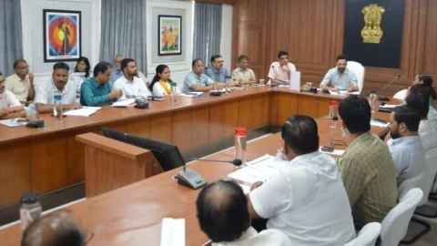 साप्ताहिक समीक्षा बैठक में जिला कलेक्टर ने जिला स्तरीय अधिकारियों को दिये निर्देश