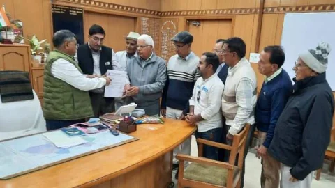 नेहरा पहाड़ को पर्यटन स्थल के रूप में विकसित करने की मांग, कलेक्टर को सौंपा ज्ञापन