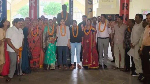 नीट परीक्षा में चयनित छात्राओं का किया सम्मान