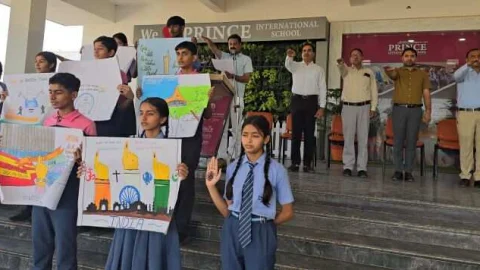 प्रिंस इंटरनेशनल स्कूल में मतदाता जागरूकता कार्यक्रम, मानव श्रृंखला बनाकर किया जागरूक