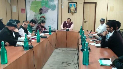 चुनाव कर्तव्यों में लापरवाही नहीं होगी बर्दाश्त, समयबद्ध करें तैयारियां – शेखावत