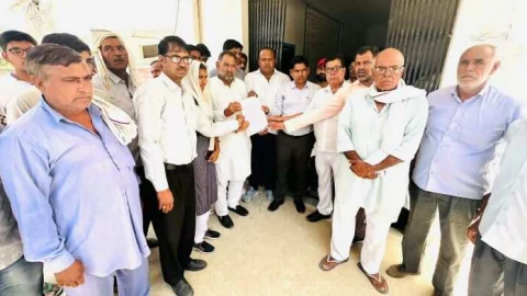 अतिक्रमण को लेकर उपखंड अधिकारी को दिया ज्ञापन