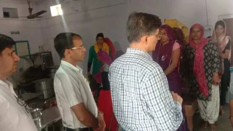 कलेक्टर ने किया अन्नपूर्णा रसोई का निरीक्षण भोजन की गुणवत्ता देखी, साफ सफाई रखने के दिए निर्देश