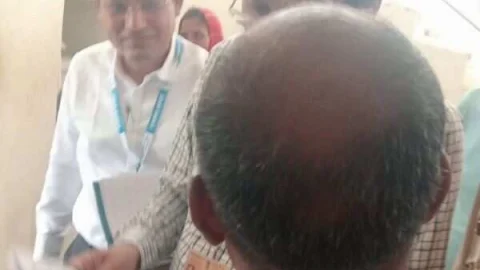 जिले के दौरे पर आए प्रभारी सचिव को दिया ज्ञापन