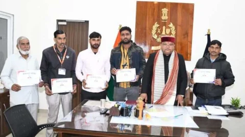 झुंझुनू में चौकीदार सतर्क हैं….. एसपी ने किया सम्मानित