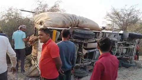 टायर फटने से दौड़ती पिकअप अनियंत्रित होकर पलटी